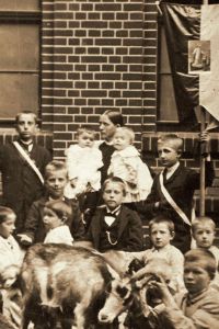 Pappelallee 1897, Lieve Moeder kijkt naar links